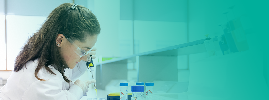 UCD student pipetting.